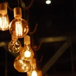 Conta de luz ficará mais cara em agosto com bandeira vermelha 2, anuncia ANEEL
